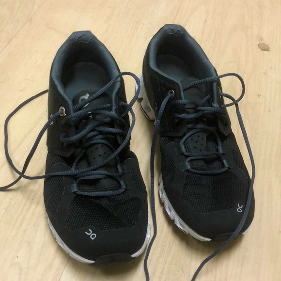 On cloud running shoes - Picture 2 of 5